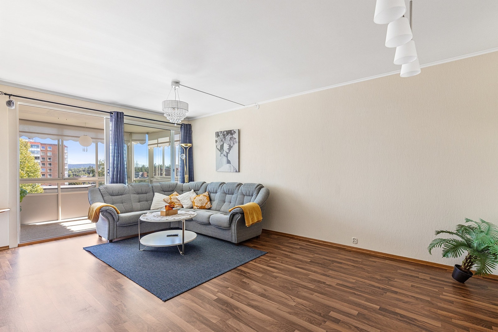 En romslig hjørneleilighet med barnevennlig, rolig og skjermet beliggenhet på Karihaugen. Boligområdet har fine utearealer, utsikt, sittebenker og lekeplasser. Galleribilde