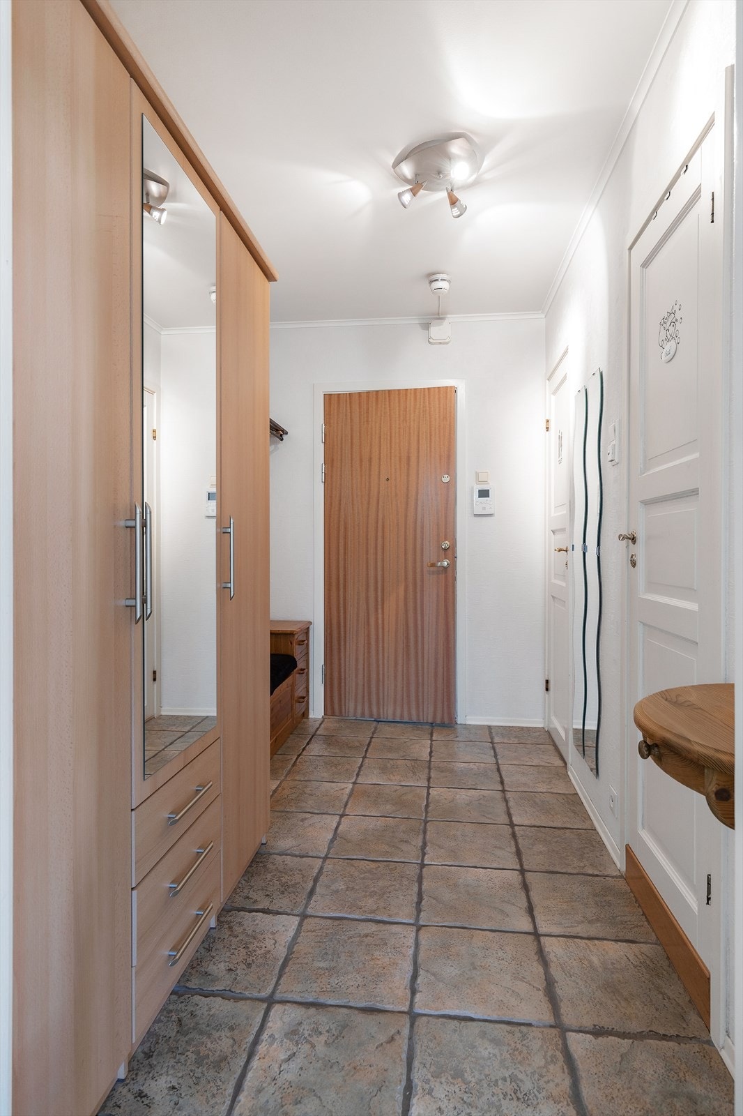 Velkommen inn! Leilighetens entré er romslig med plass til å henge fra seg yttertøy og sette fra seg sko i garderobeskap. Galleribilde