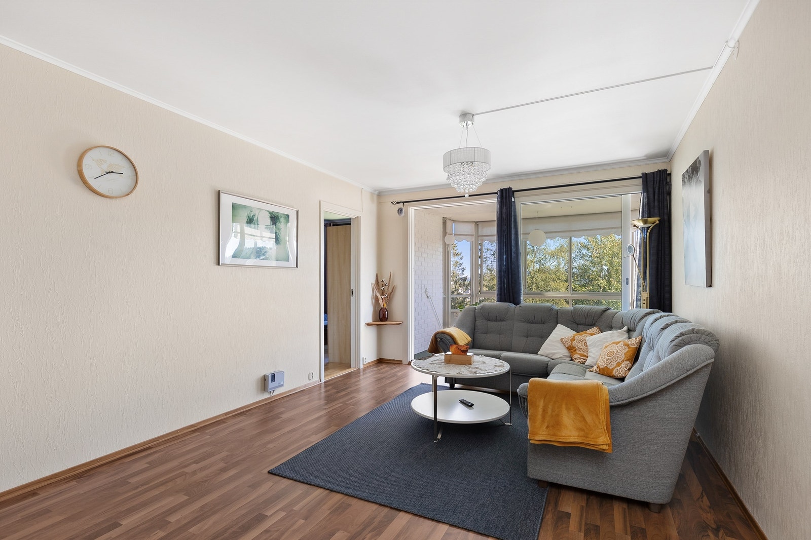 Stuen er romslig og kan enkelt innredes med en hyggelig sofagruppe, tilhørende sofabord og annet stuemøblement etter eget ønske og behov. Galleribilde