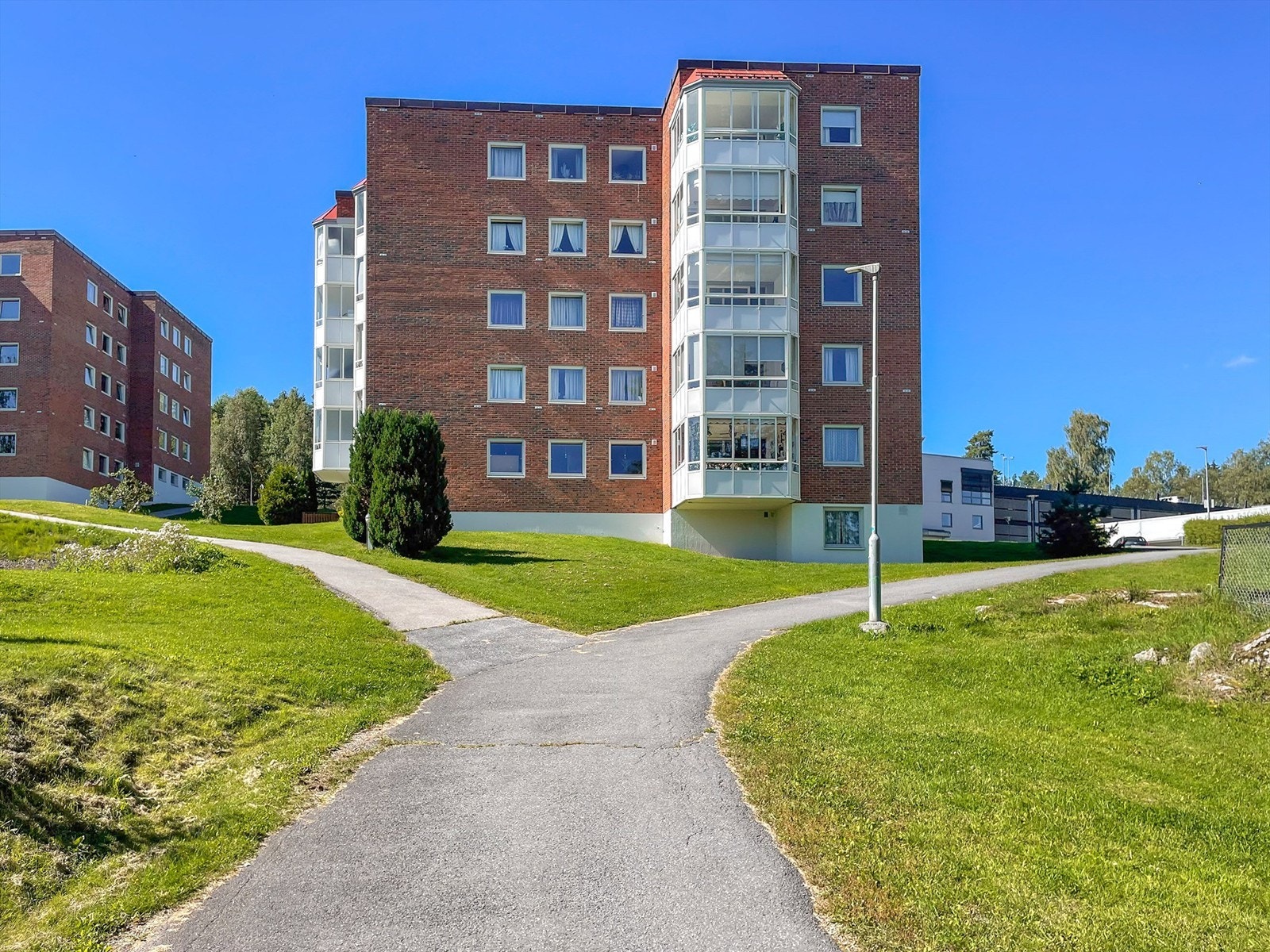 Leiligheten ligger i et veldrevet og rolig område med hyggelige naboer. Galleribilde