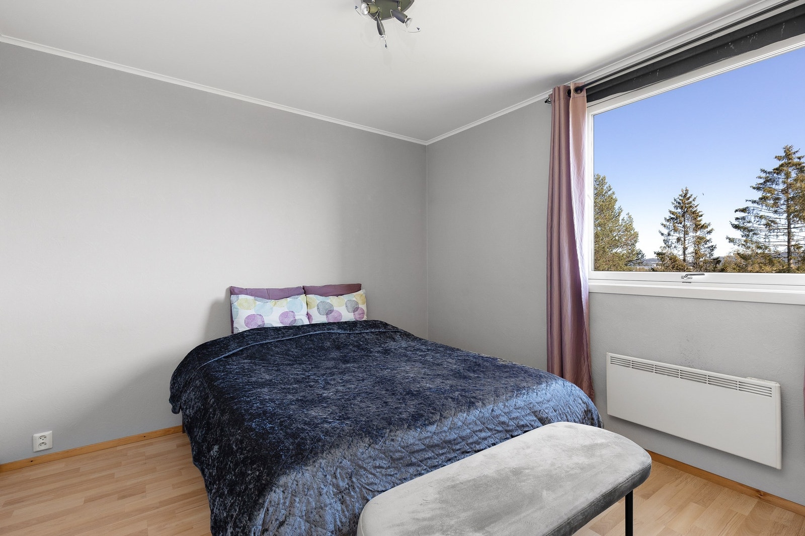 Hovedsoverommet er av god størrelse og kan enkelt innredes med dobbeltseng med tilhørende nattbord på hver side. Galleribilde