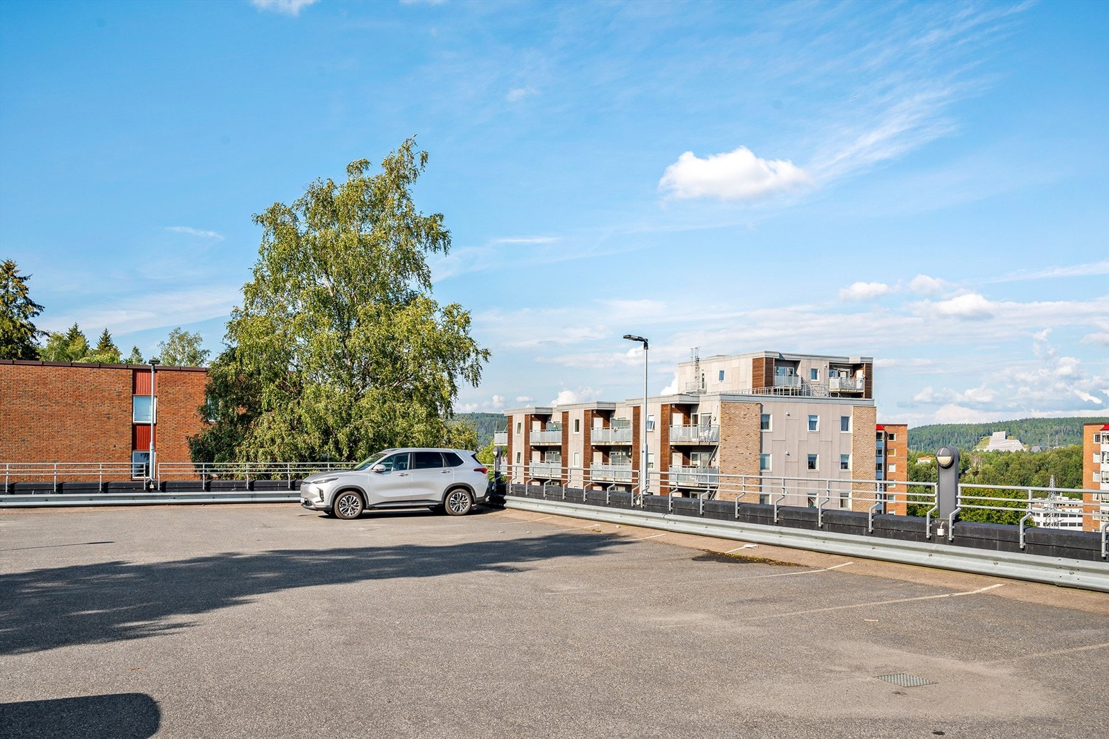 Leiligheten disponerer parkeringsplass parkeringshus. Parkeringsplassen befinner seg i midterste etasje i parkeringshuset som ligger rett over veien. Gjeste-/beboer parkering på taket av garasjehusene i LK 2 og HS11. Galleribilde