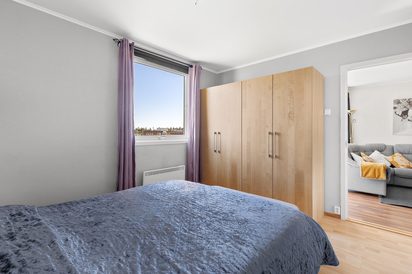 Godt med oppbevaringsmuligheter i romslig og praktisk garderobeløsning. Galleribilde