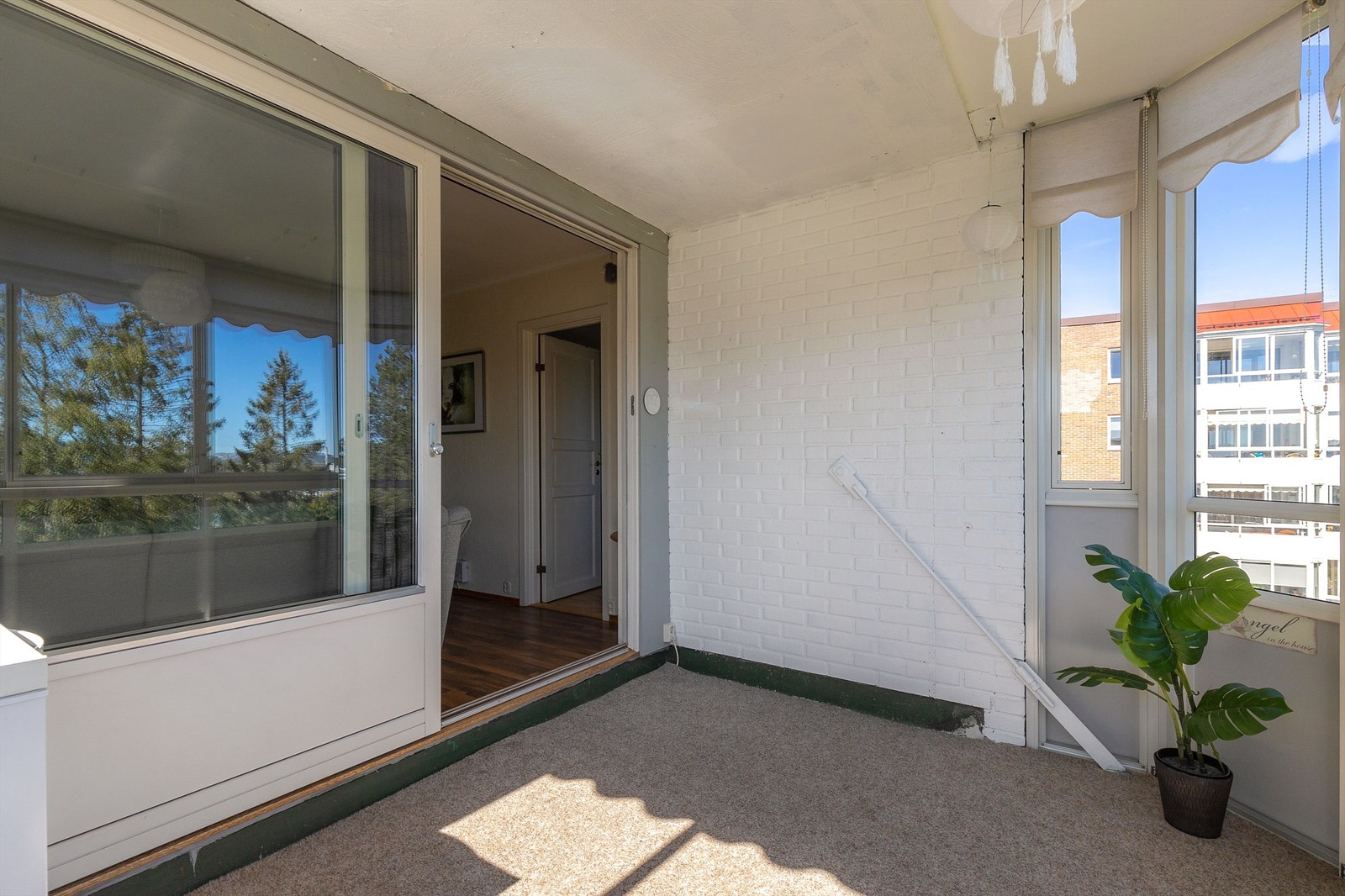 Fra stuen er det utgang til leilighetens flotte balkong på ca. 9 kvm. Her kan årets varme dager nytes rett utenfor egen stue i fredfulle og grønne omgivelser. Galleribilde