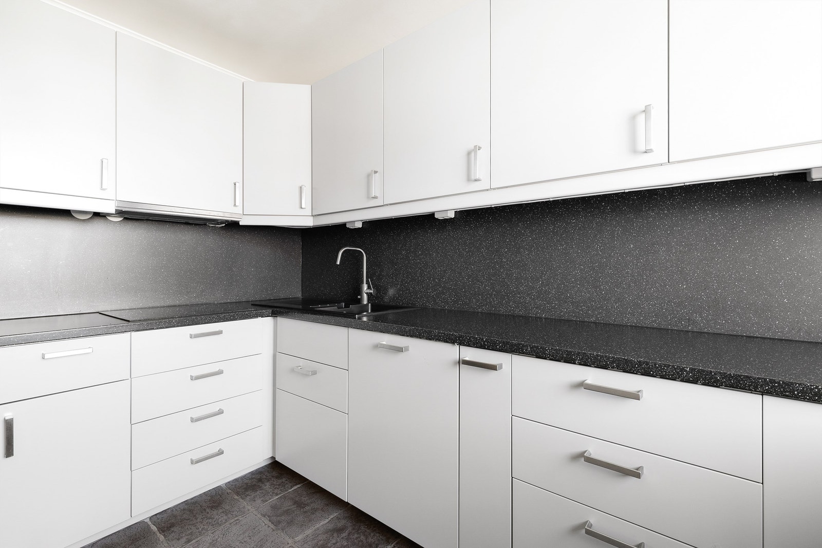 Stort og separat kjøkken med rikelig med skap- og benkeplass. Kjøkkenet ble fornyet i 2019 og har en moderne, lys grå farge. Galleribilde