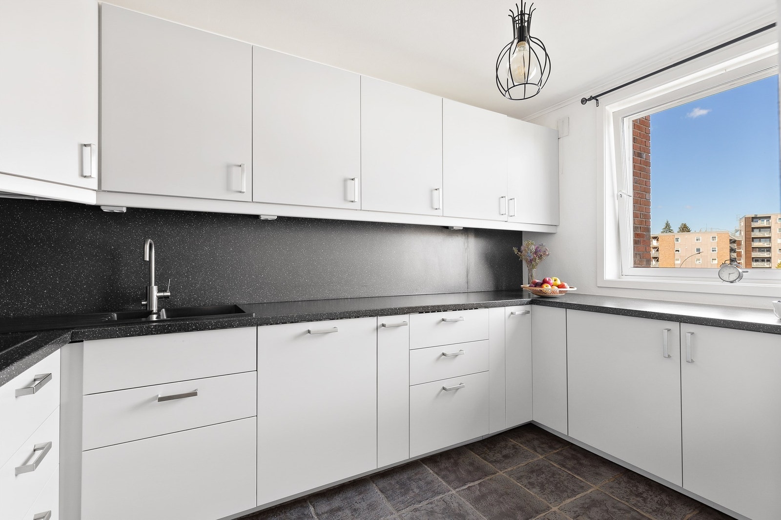 For mange er kjøkkenet det viktigste rommet. Leilighetens kjøkken er holdt i en praktisk separat løsning, noe som skaper en egen sone for matlagingen. Galleribilde