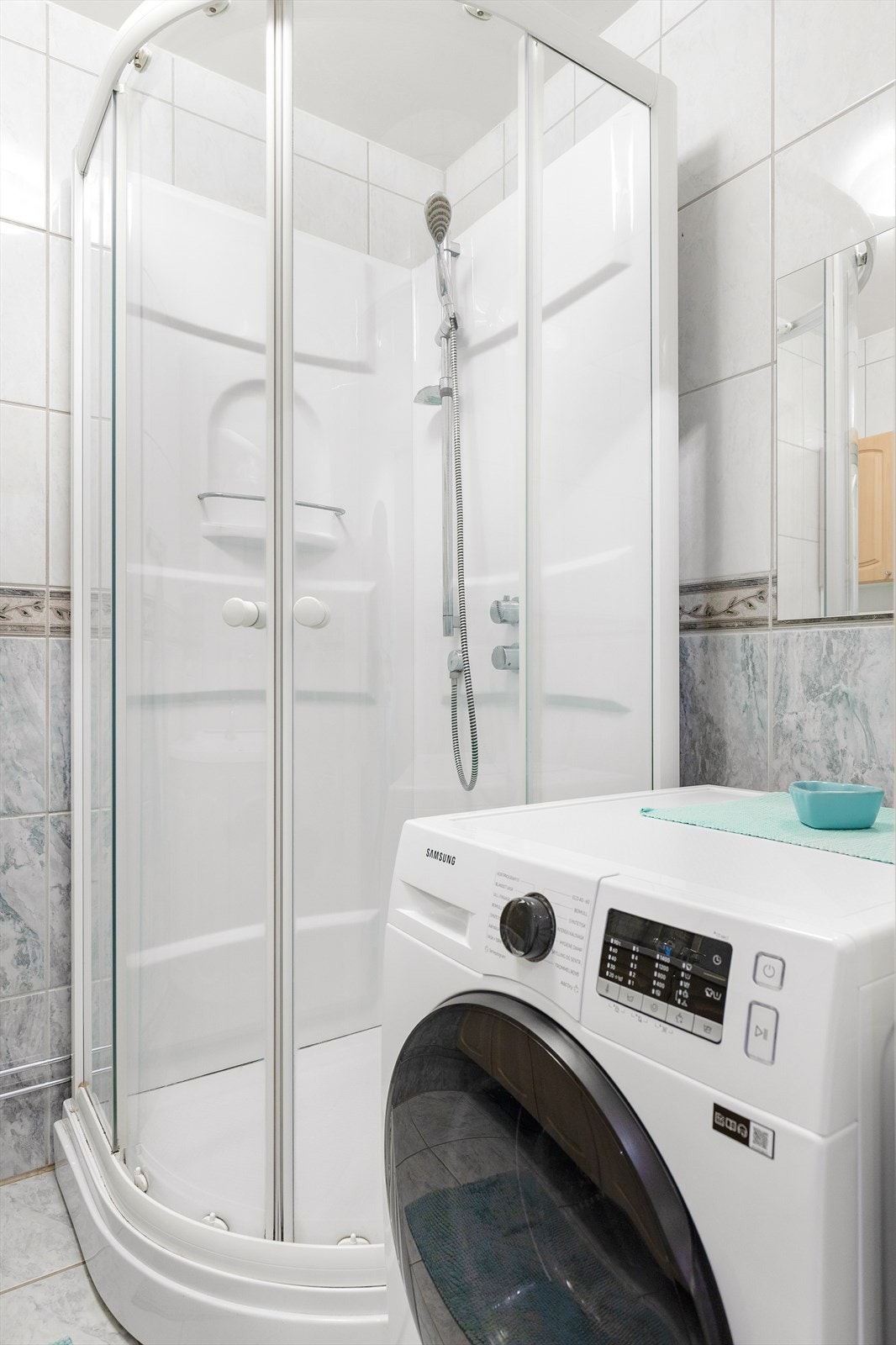 Innredningen består av nedfelt servant med underskap og dusjkabinett. Det er opplegg for vaskemaskin. Galleribilde