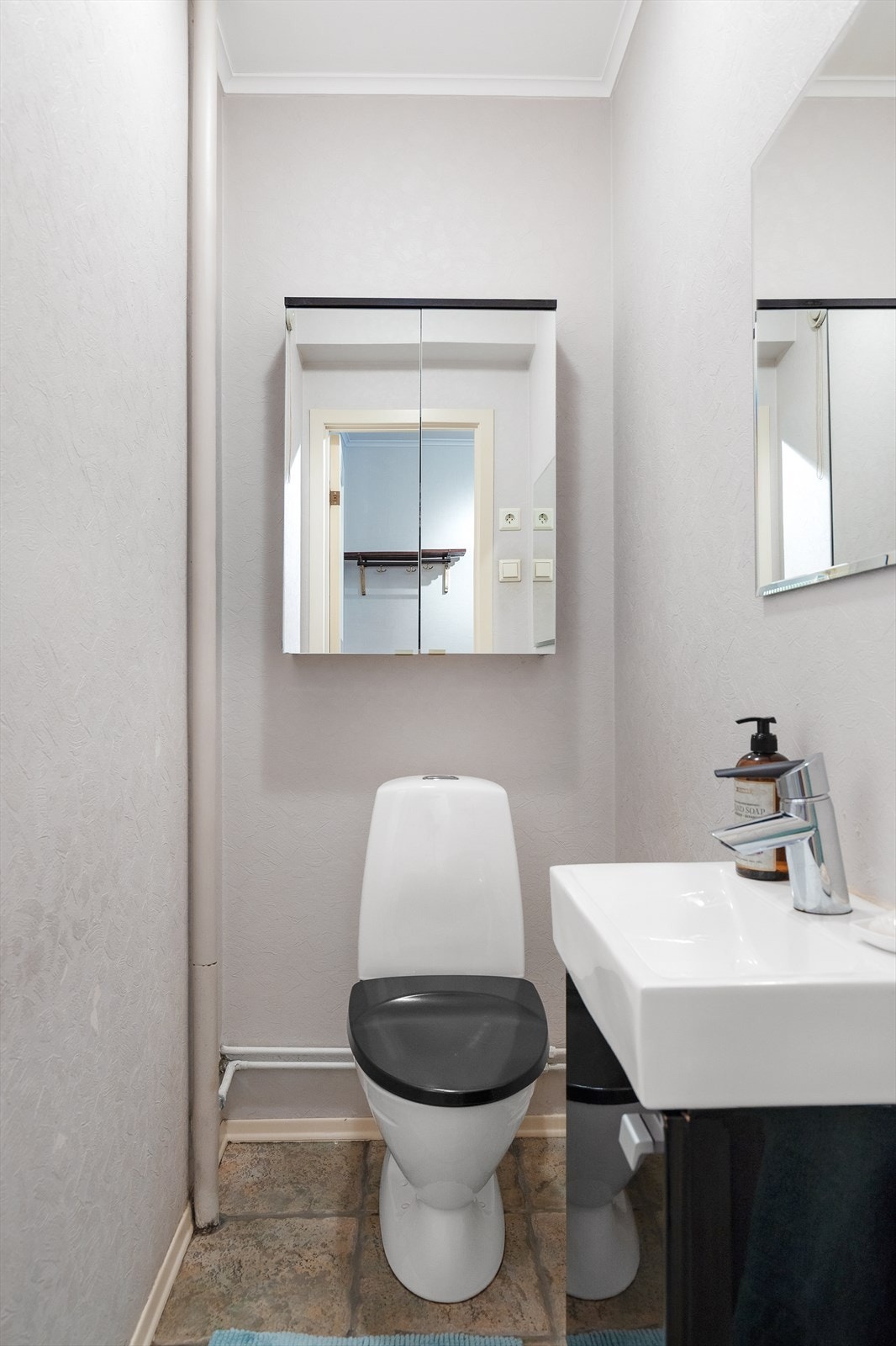 Like ved siden av badet har leiligheten et praktisk separat toalettrom innredet med gulvstående toalett og servant. Galleribilde