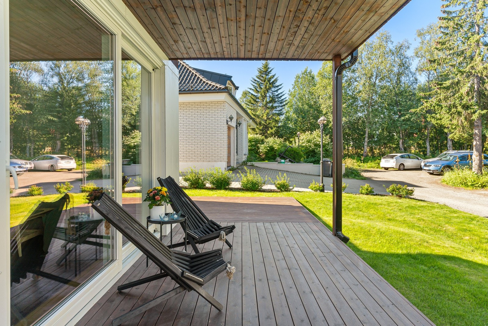 Herlige uteområder med markterrasse og hage med plen. Galleribilde