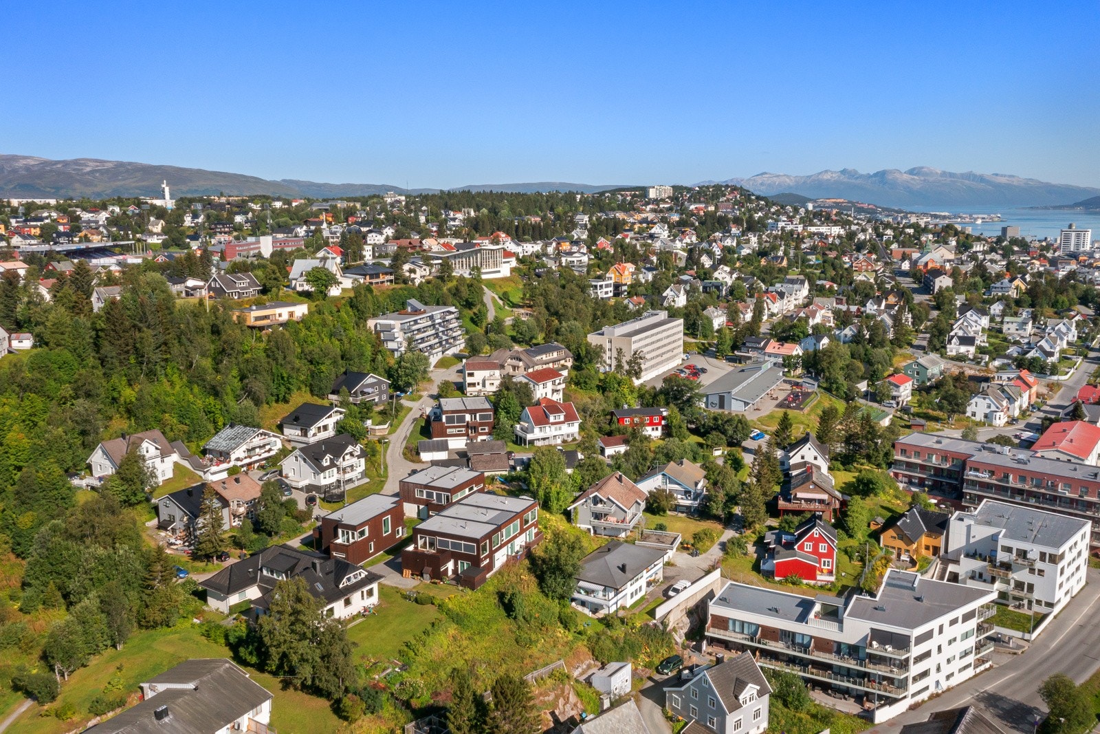 Det er gang- og sykkelavstand via Mellomvegen til det populære utfartsstedet Telegrafbukta. Galleribilde