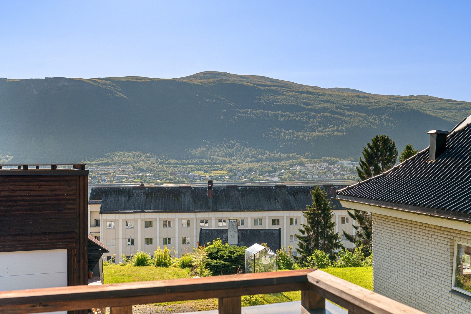 I tillegg til at det er nydelig utsikt mot Tromsdalen. Galleribilde