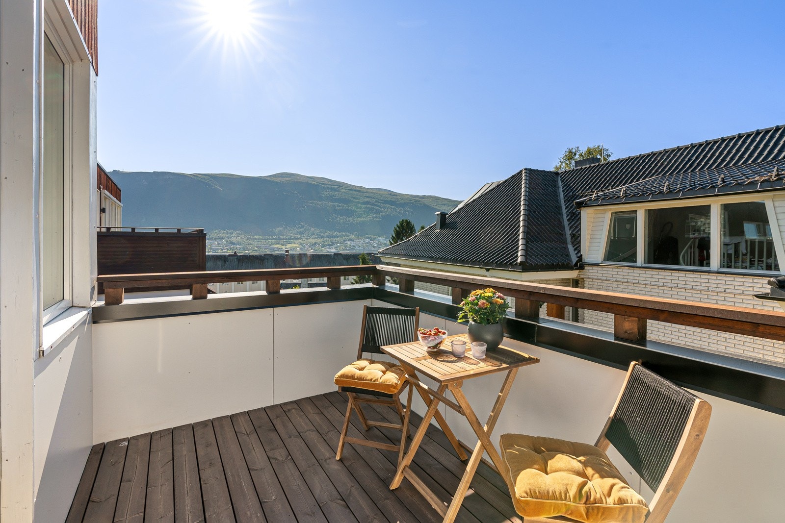 Svært fine uteområder med to verandaer i 2. etasje og stor markterrasse, samt hage med plen i 1. etasje. Galleribilde