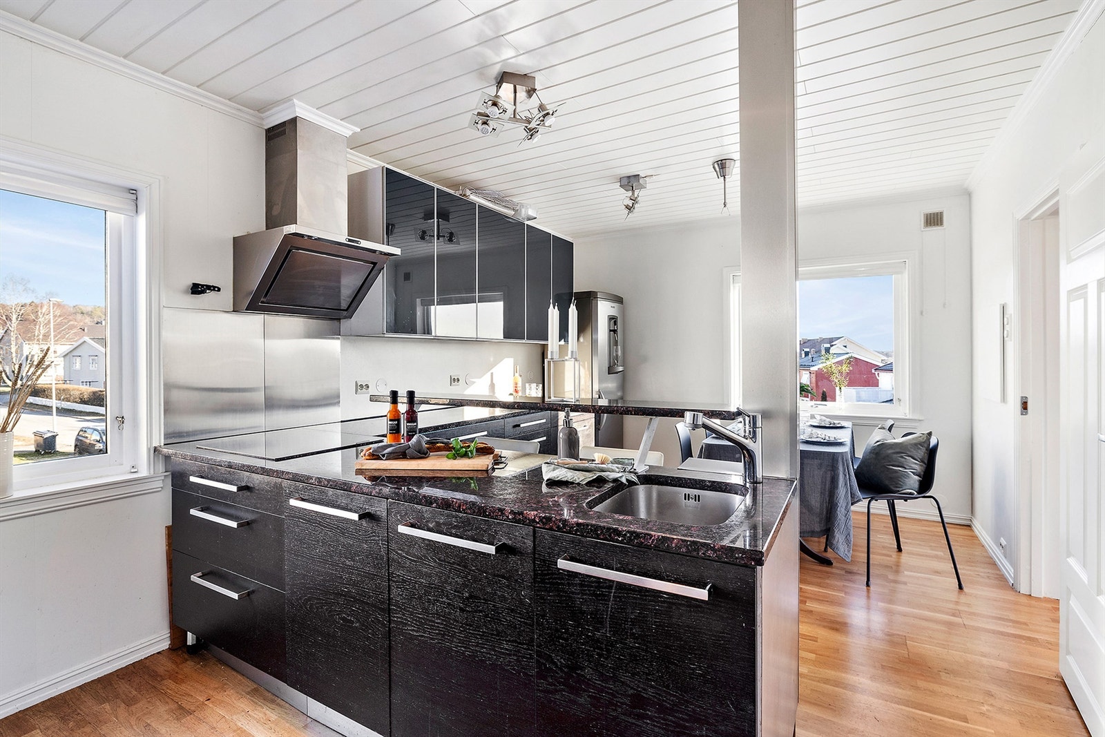 Romslig kjøkken med innredning fra 2014. Kjøkkenet har moderne slette fronter og benkeplater av heltre og stein. Galleribilde