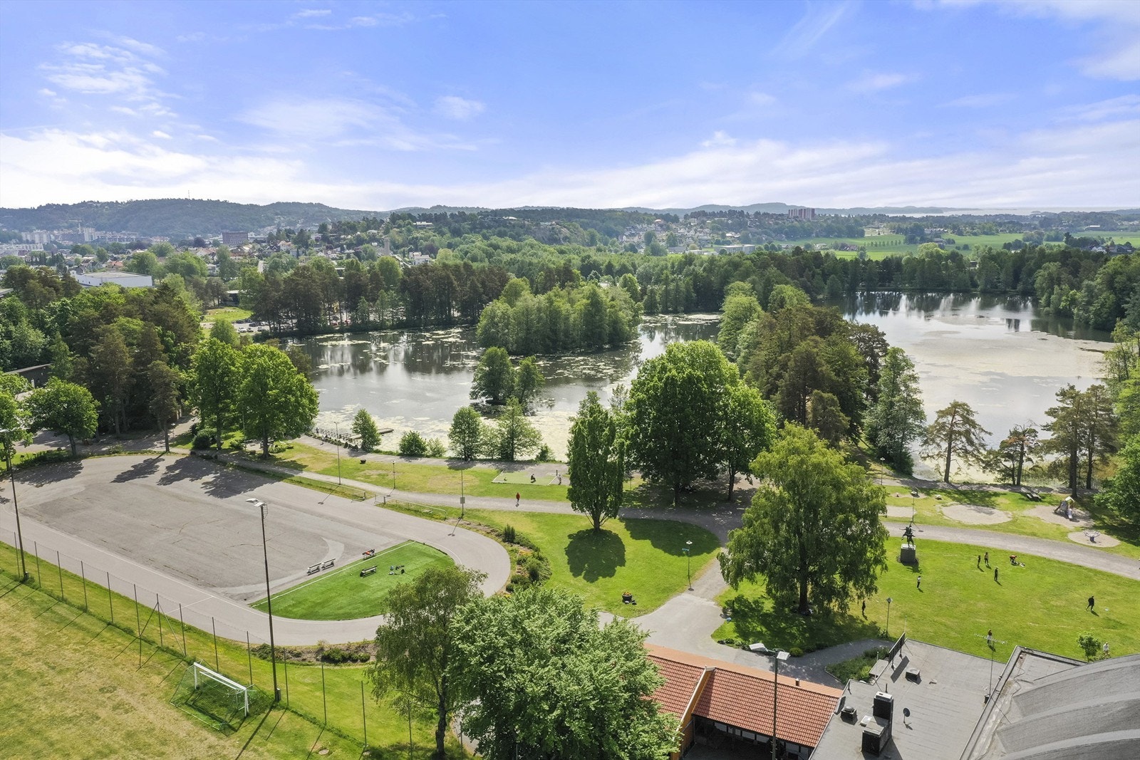 Kort vei til Bugårdsparken. Her finnes blant annet opplyst tur- og joggeløype rundt dammen, svømmehall, frisbeebane, tennisbaner og øvrig idrettsanlegg som kunstisbane og skøytebane. Galleribilde
