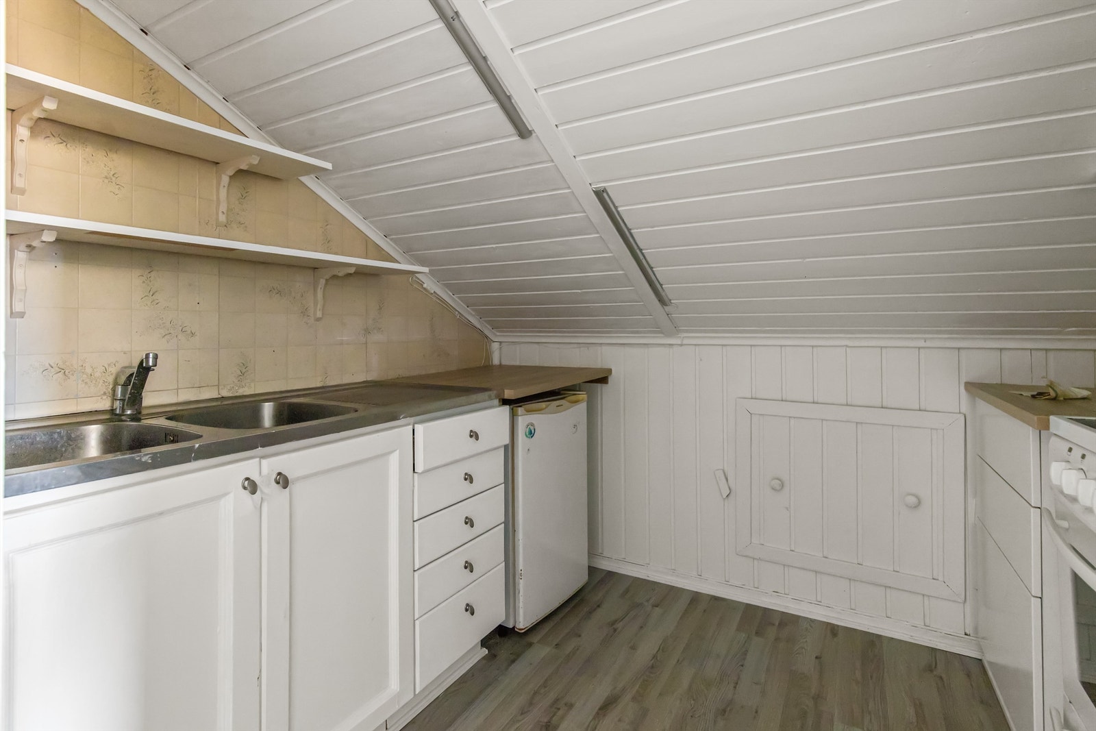 Hybelkjøkken montert i 3. etasje/loftsetasjen (ikke søkt og godkjent). Galleribilde