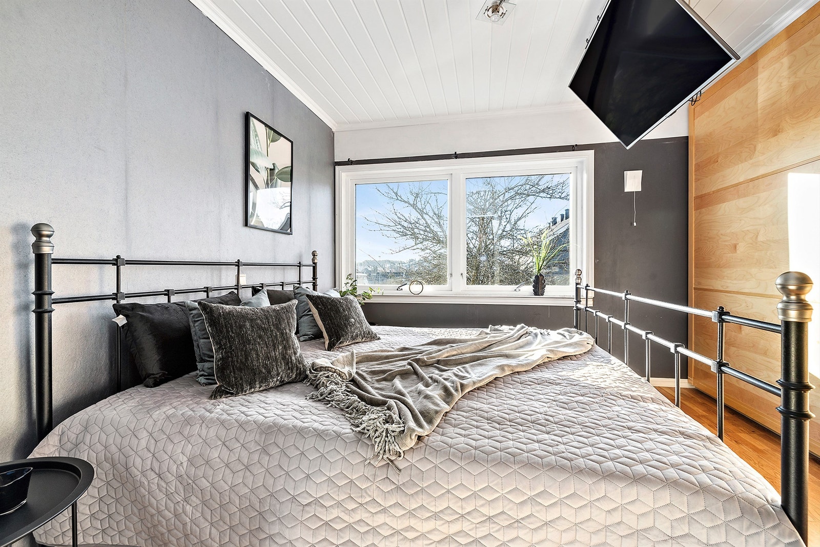 Romslig hovedsoverom med praktisk skyvedørsgarderobe. Galleribilde