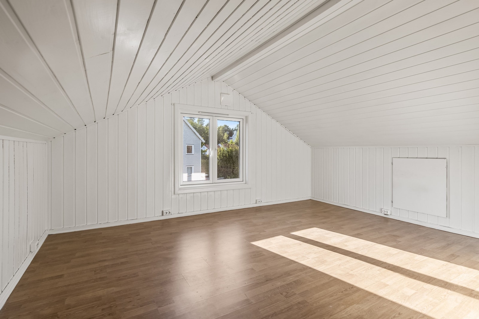 3. etasje består av en romslig loftsetasje som tilhører leiligheten. Loftet er innredet med med soverom, stue/kjøkken og bad (denne etasjen er ikke søkt eller godkjent for varig opphold). Galleribilde