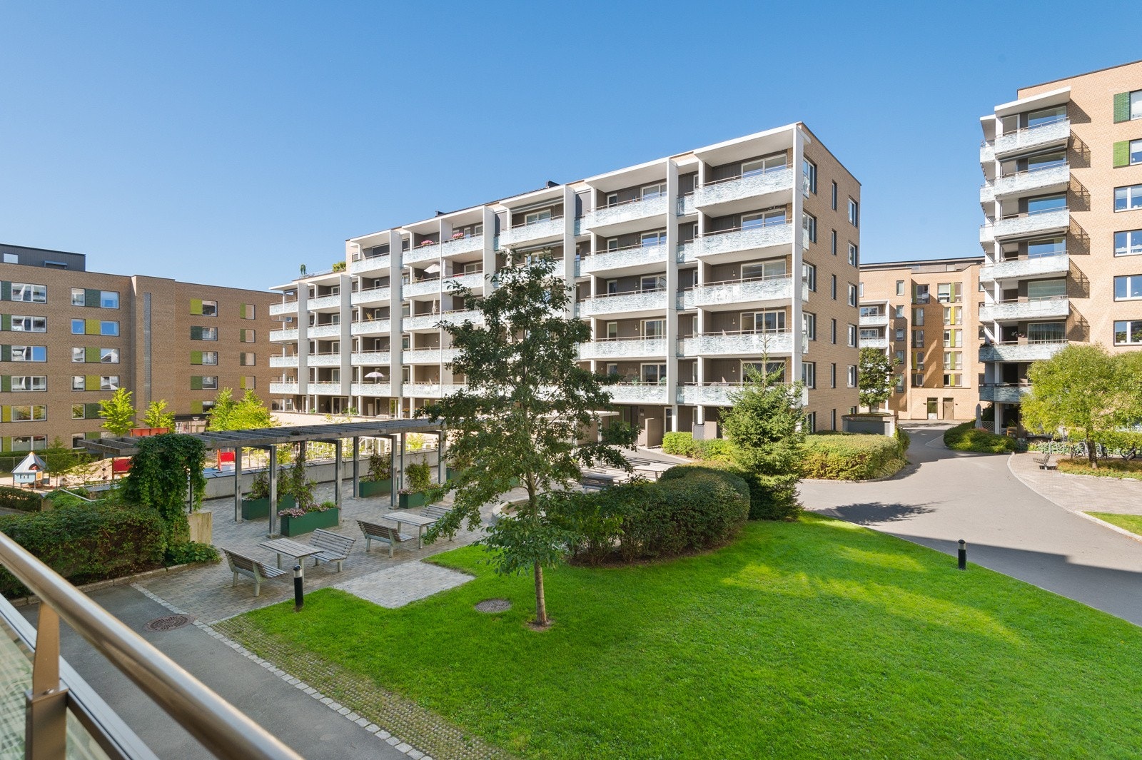 Fint utsyn mot sameiets meget pent opparbeidede uteområder, meget barnevennlig. Galleribilde