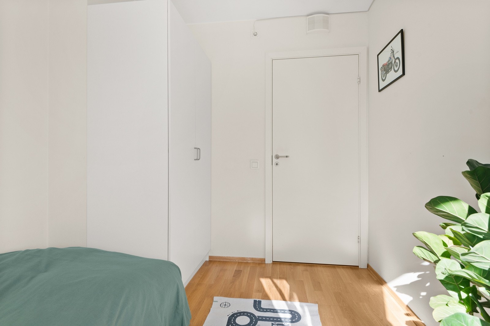 Soverom 2 har garderobeskap for oppbevaring. Galleribilde