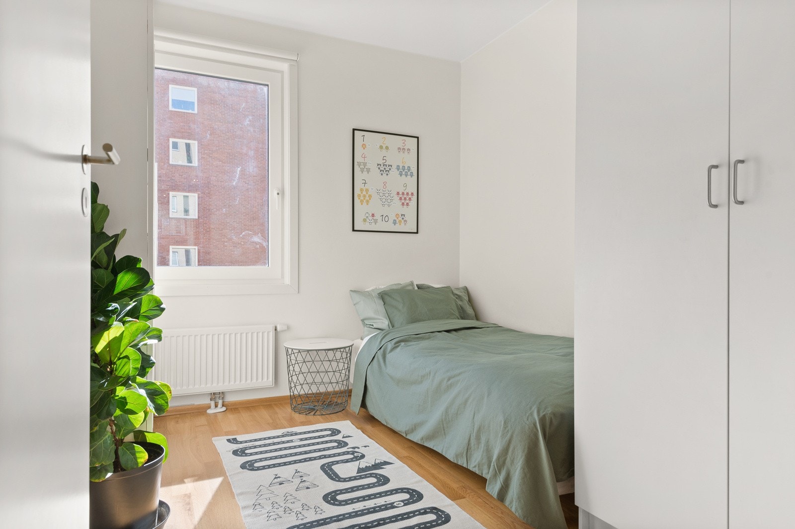 Lyst soverom 2 velgenet som soverom, gjesterom og/eller hjemmekontor. Galleribilde