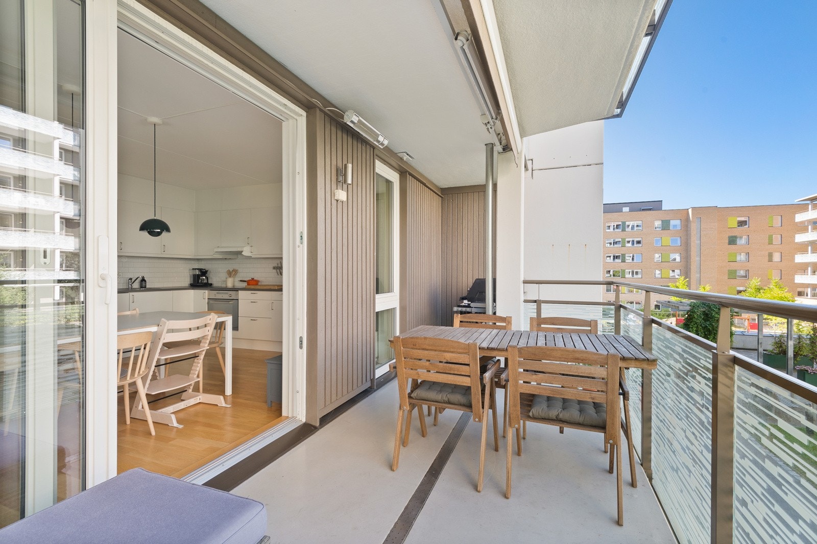 Balkongen er på hele 14 kvm. med god plass til både terrasse- og loungemøblement. Stor markise og to stk varmelamper på balkong. Galleribilde