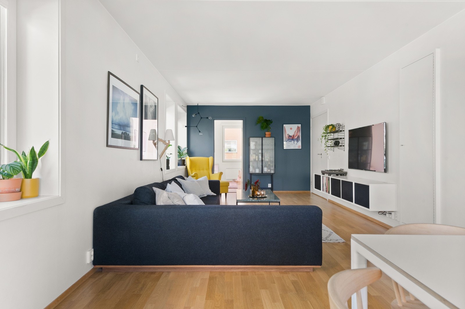 God plass i stuen til stor sofagruppe og tilhørende møblement. Galleribilde