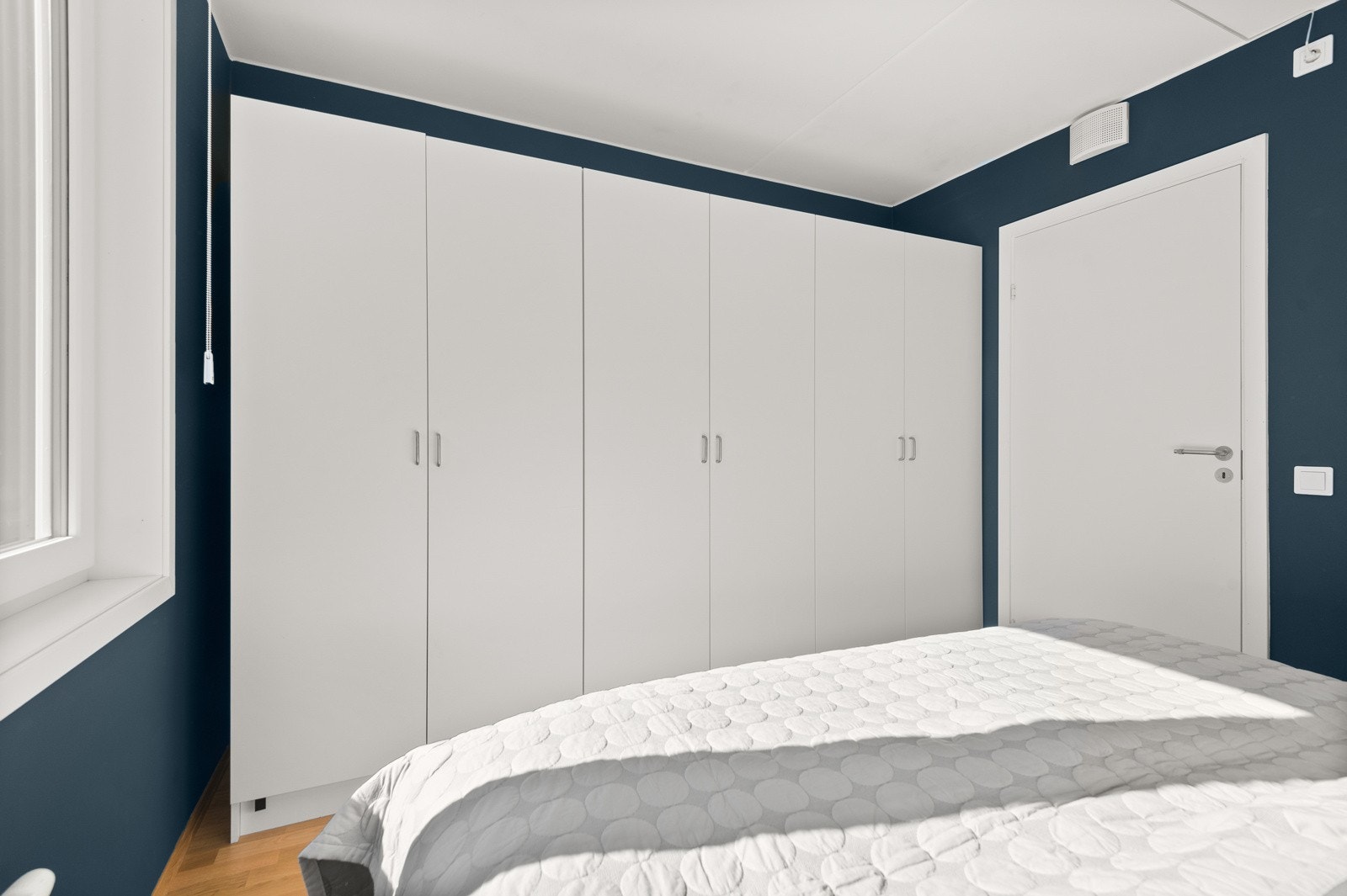 God plass til oppbevaring i garderobeskapsrekke. Galleribilde