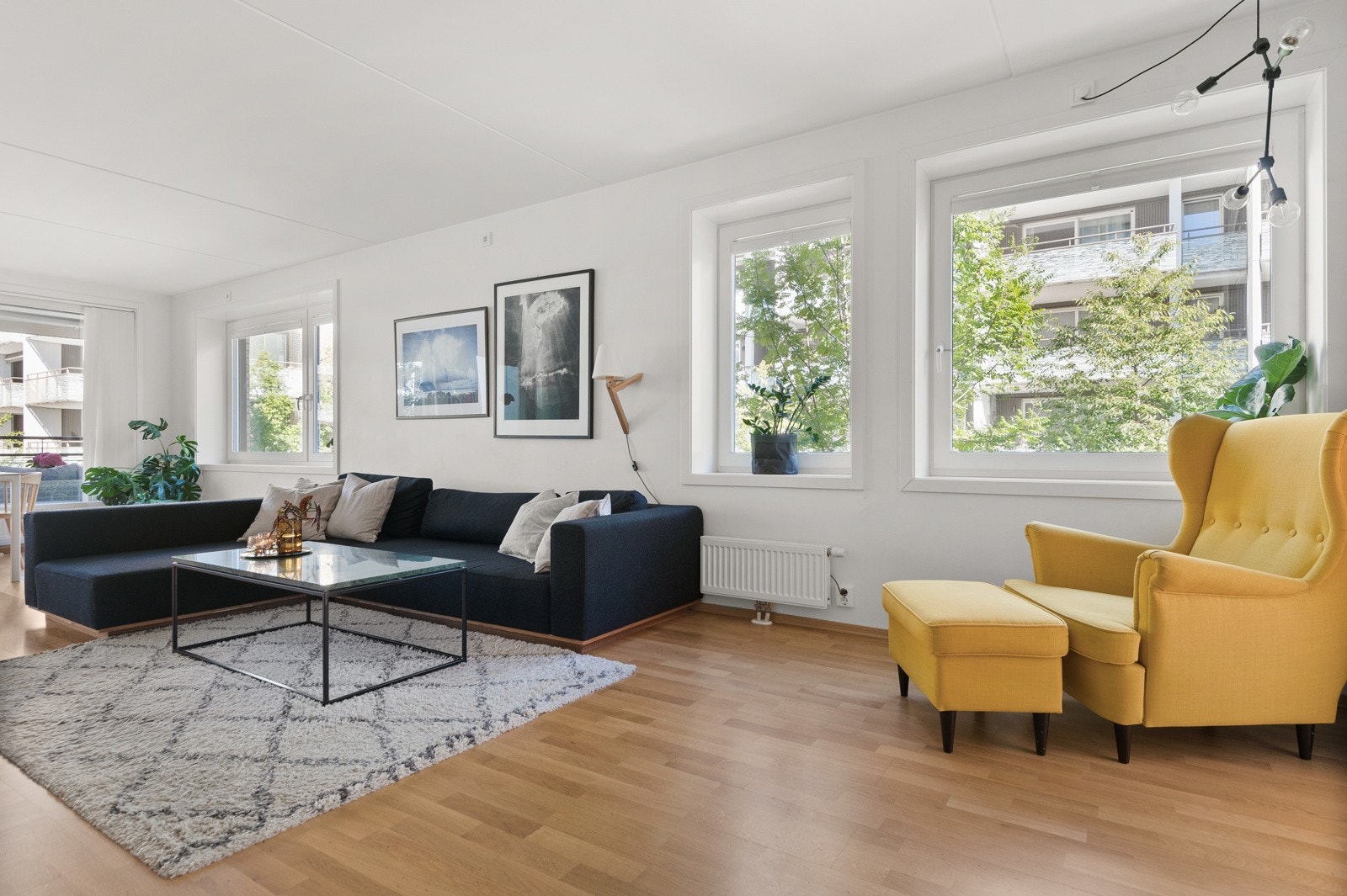 Ende-/hjørneleilighet med store vindusflater på to sideflater slipper godt med naturlig lys inn i boligen. Galleribilde