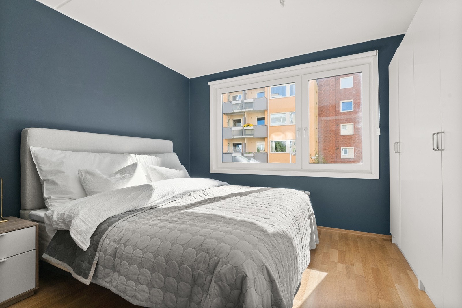 Lunt og romslig hovedsoverom. Galleribilde