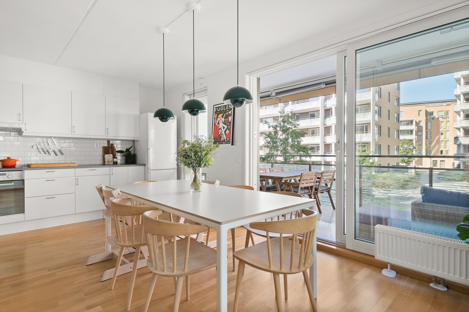 En meget barnevennlig 4-roms ende- og hjørneleilighet med solrik balkong. Galleribilde