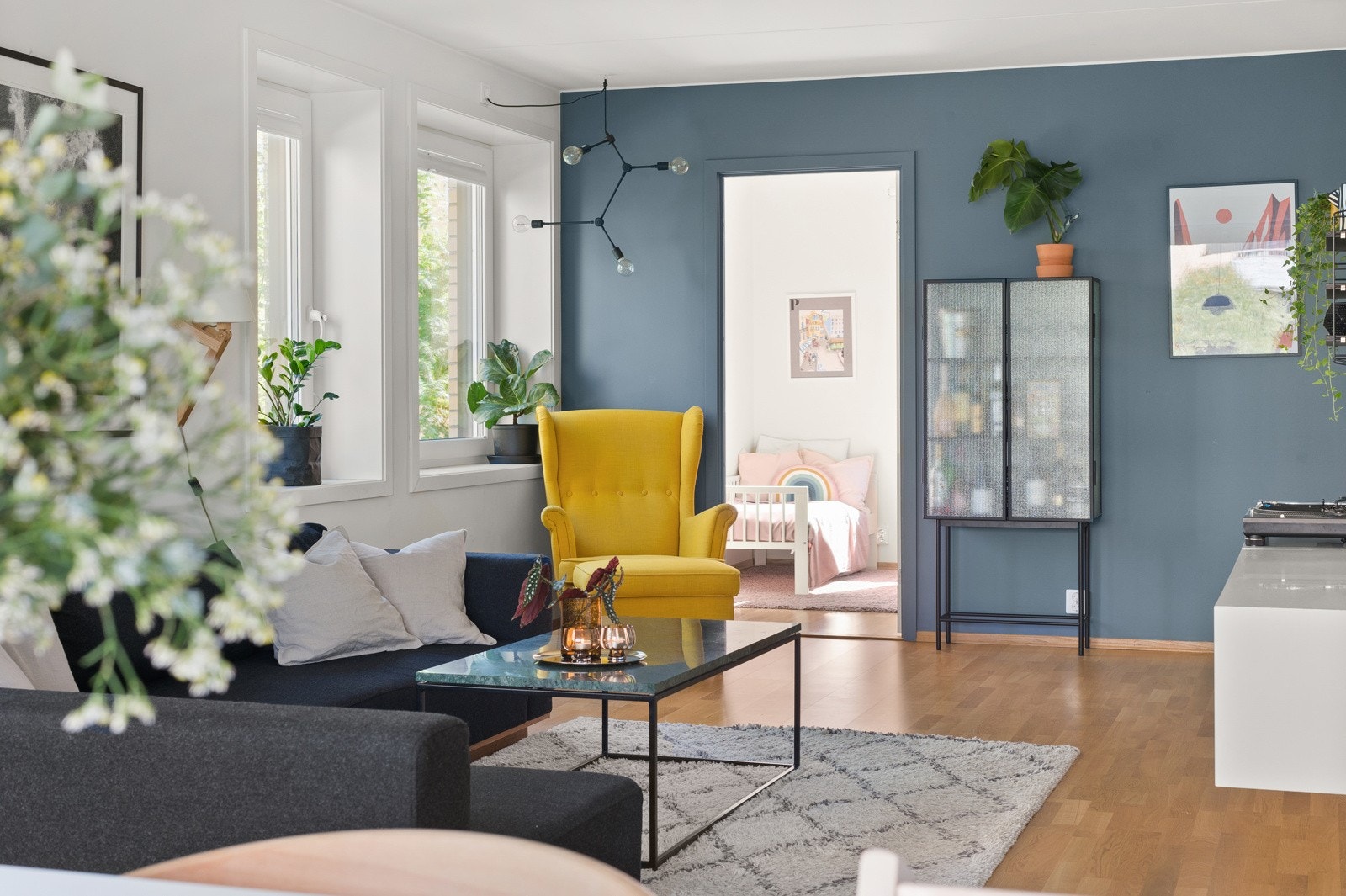 Svært romslig stue med gode møbleringsmuligheter. Galleribilde