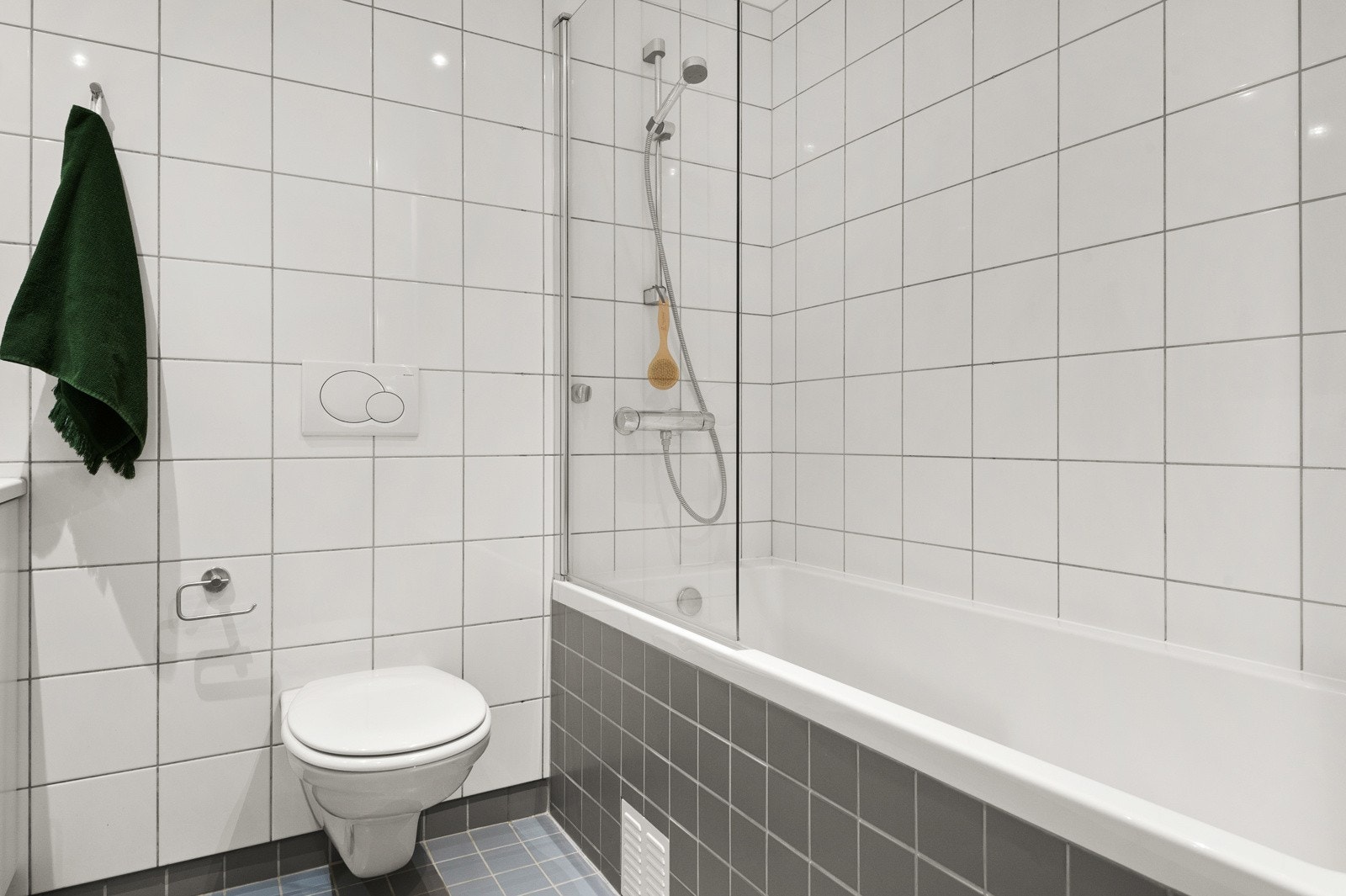 Nyere innmurt badekar med svingbar glassdør i sprutsone. Galleribilde