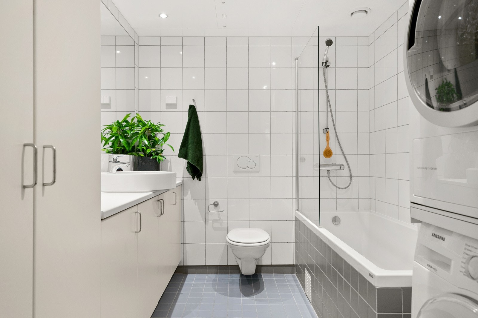 Meget pent og romslig flislagt bad med varmekabler og dimbare downlights i himling. Galleribilde