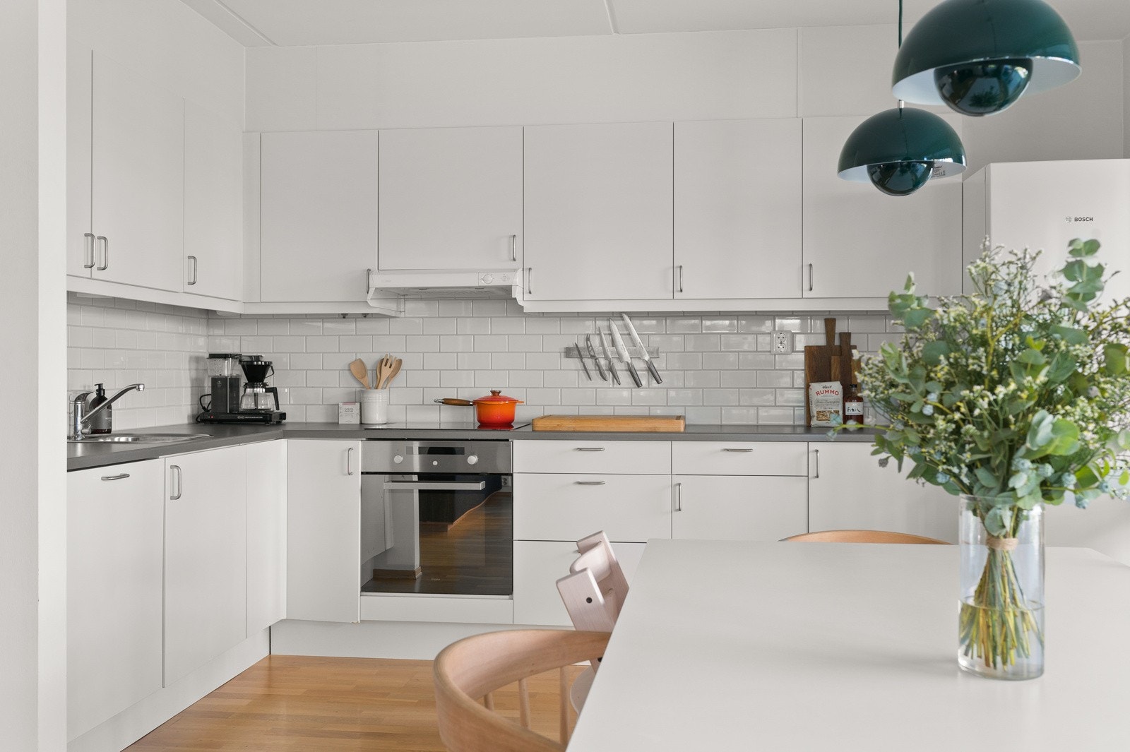 Integrert stekeovn, platetopp og oppvaskmaskin. Nisje for kjøl/frys. Galleribilde