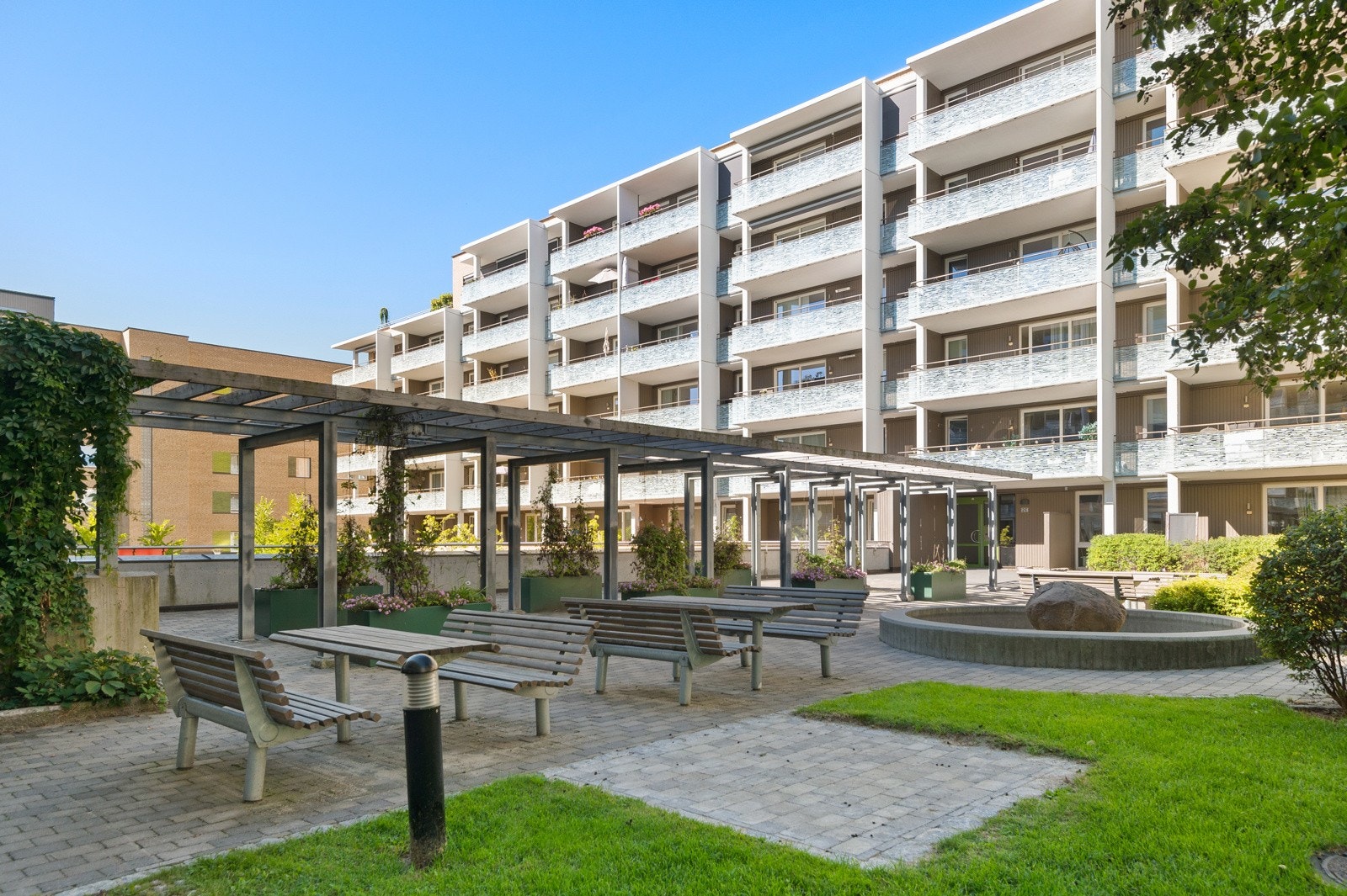 Pent opparbeidede fellesarealer med ulike soneinndelinger, sittegrupper og hyggelig fontene. Galleribilde