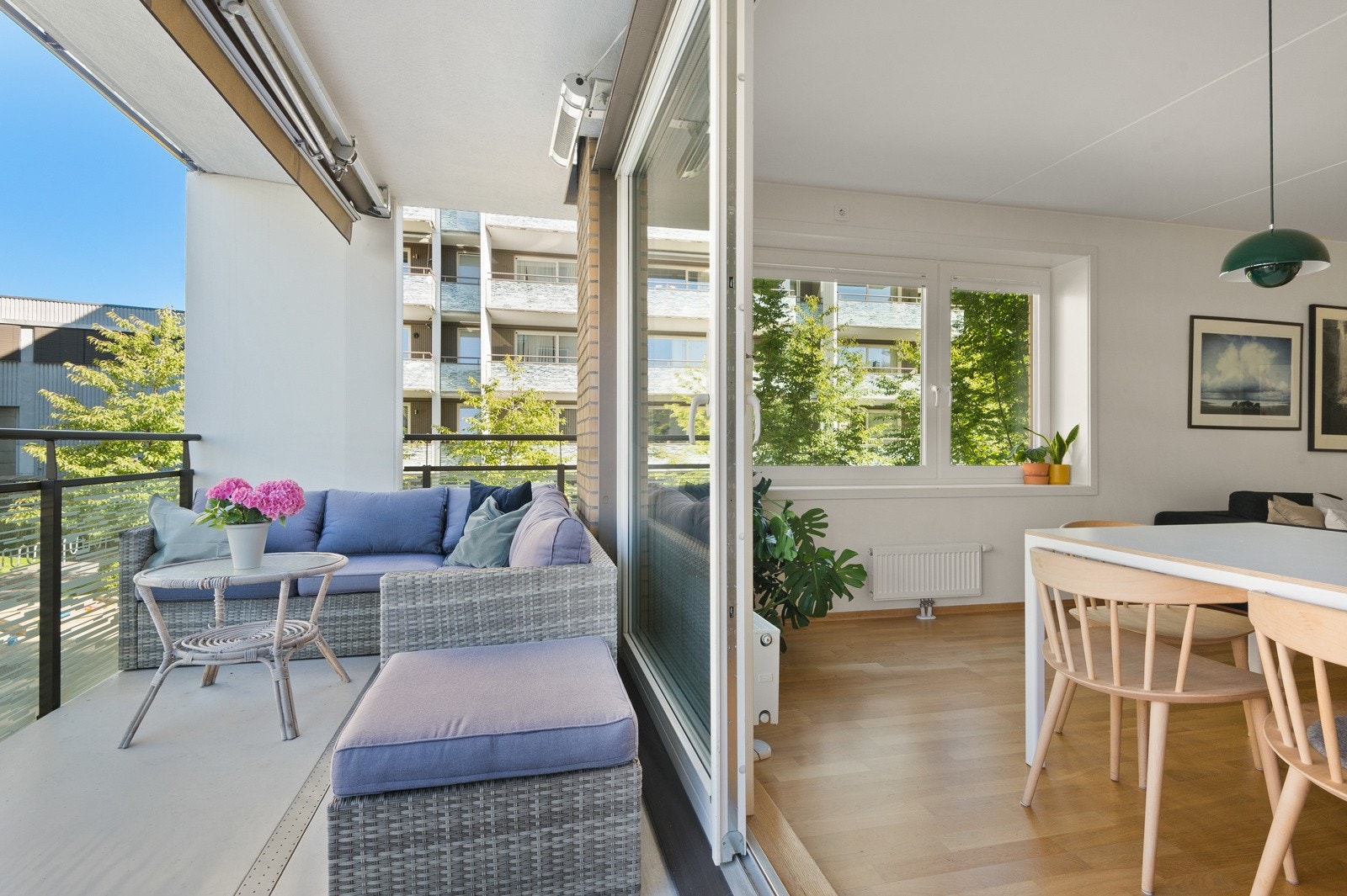 Stor skyvedør med glassfelt mellom balkong og stue. Galleribilde