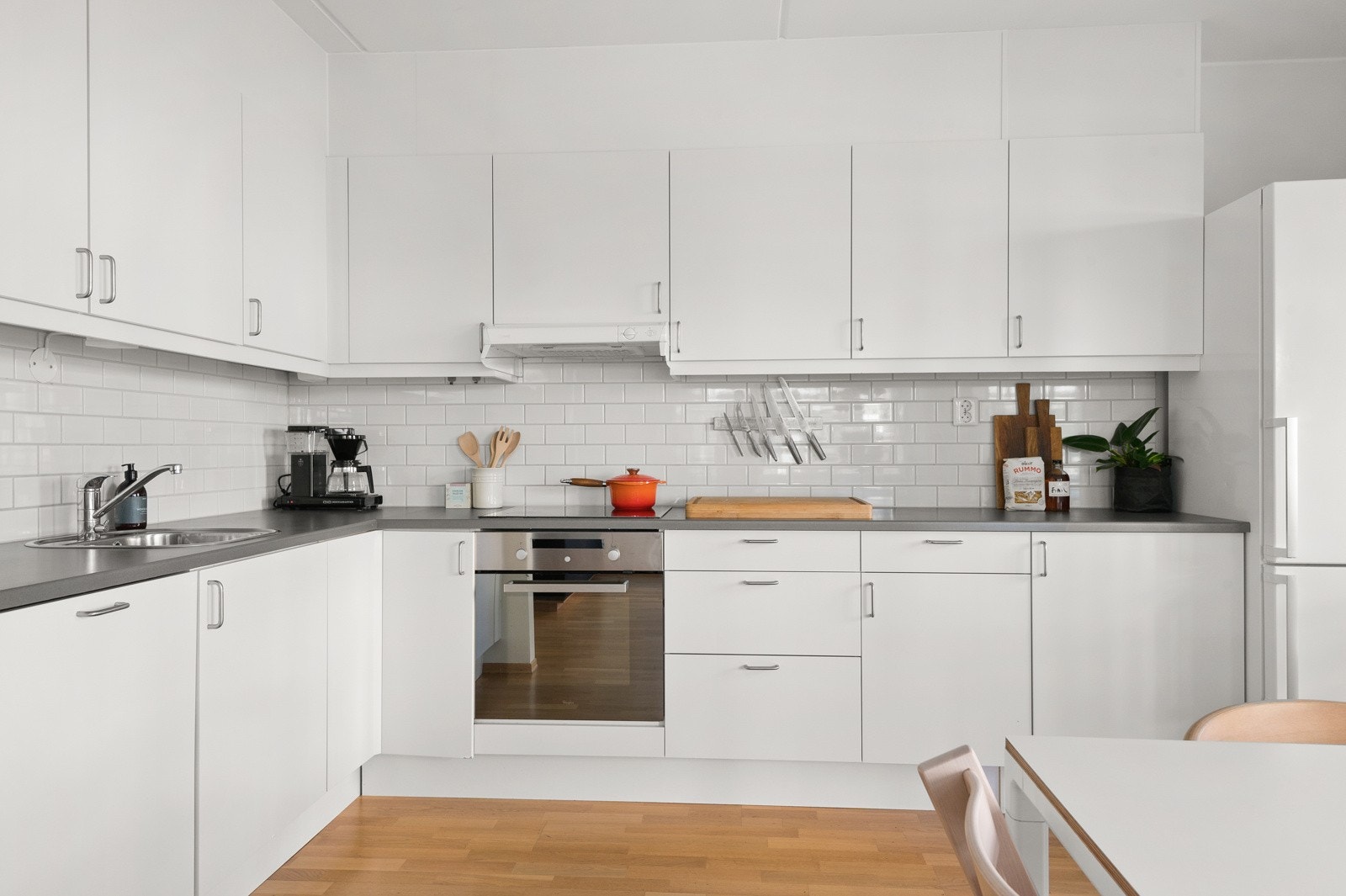 Moderne og stilrent kjøkken fra HTH i egen vinkel med slette fronter og laminat benkeplate. Galleribilde