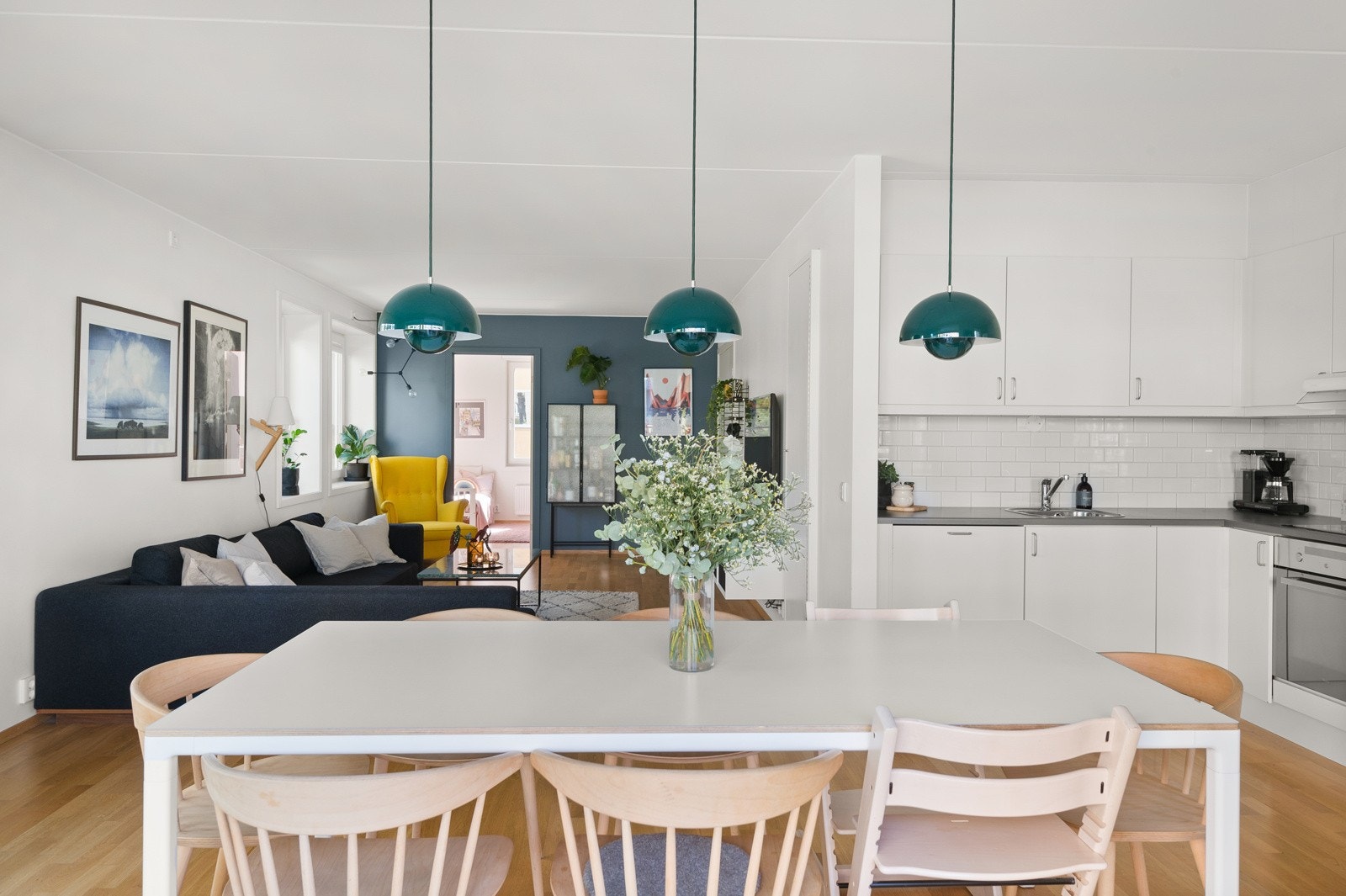 Vinkelstuen danner et natulig skille mellom kjøkken og stue. Galleribilde