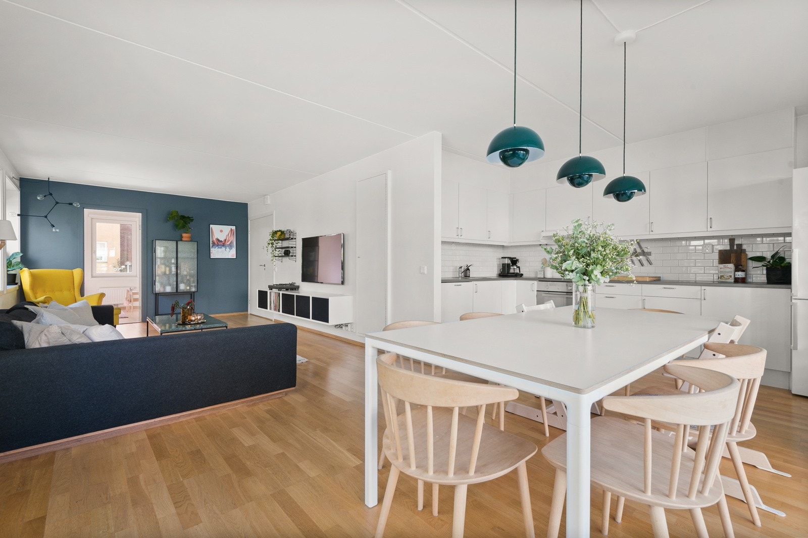 Moderne åpen stue- og kjøkkenløsning med god soneinndeling. Smarthus-løsning på belysning i stue og kjøkken, som kan styres med app om ønskelig. Galleribilde