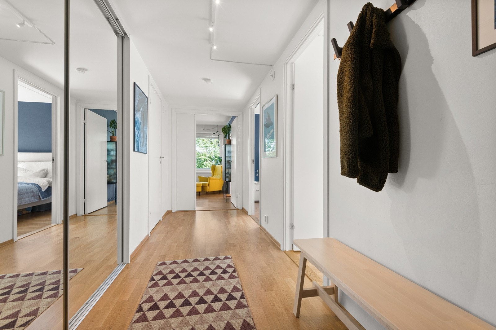 Stor og praktisk entré med skyvedørsgarderobe. Galleribilde