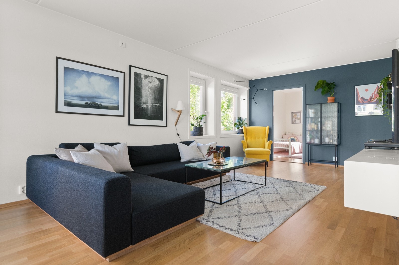 Boligen har gjennomgående parkettgulv og moderne fargevalg. Galleribilde