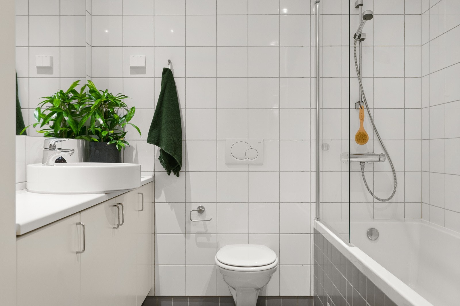 Vegghengt toallett med skjult sisterne. Galleribilde