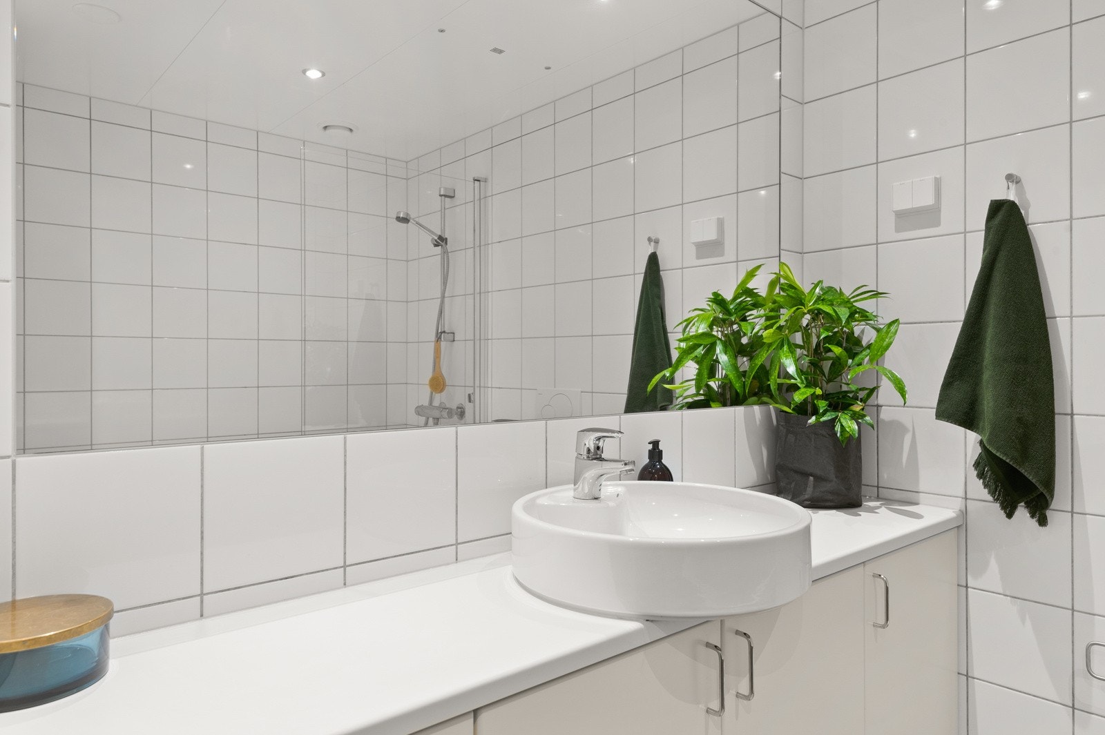 Stilren baderomsinnredning gode oppbeavringsmuligheter. Innmurt stort speil. Galleribilde