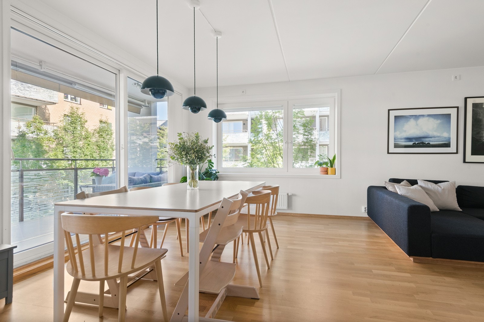 Velegnet plass til stor spisebordsgruppe. Galleribilde