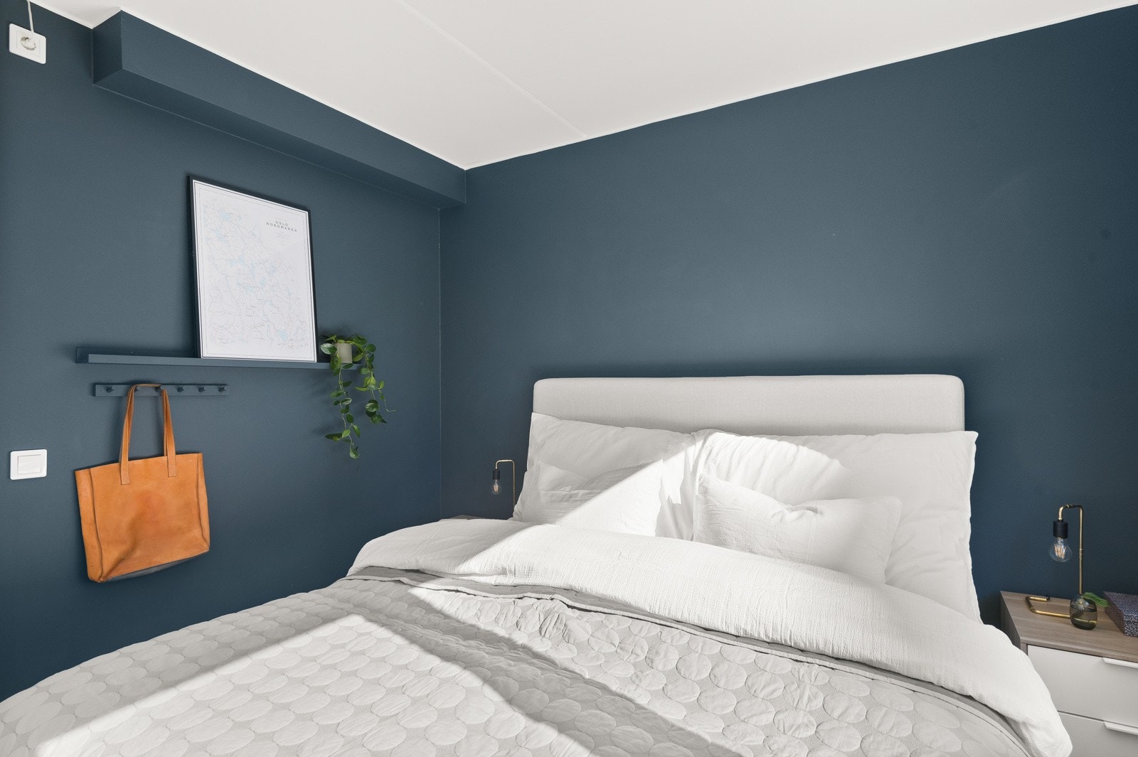 To-veis plissé-gardiner på vinduer i stue. Lamell-gardin på store vinduer mot balkong. På alle soverom er det lystette rullegardiner. Galleribilde