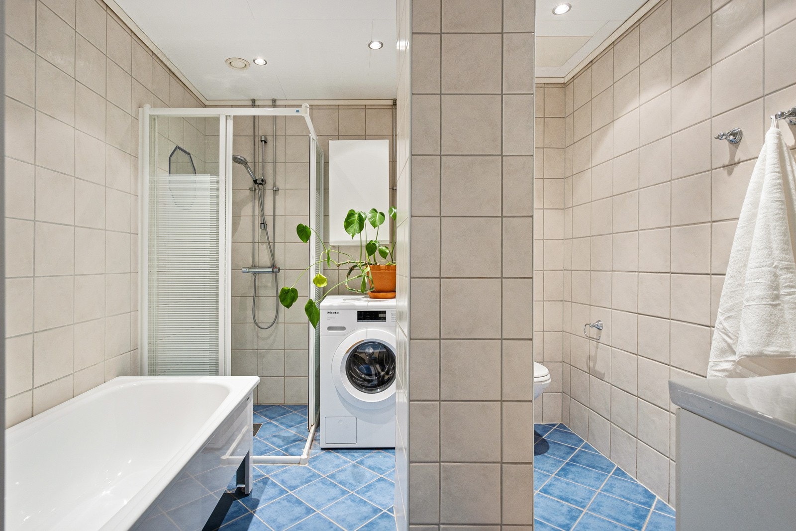 Romslig og pent flislagt baderom rehabilitert i regi av borettslaget i 1999. Galleribilde