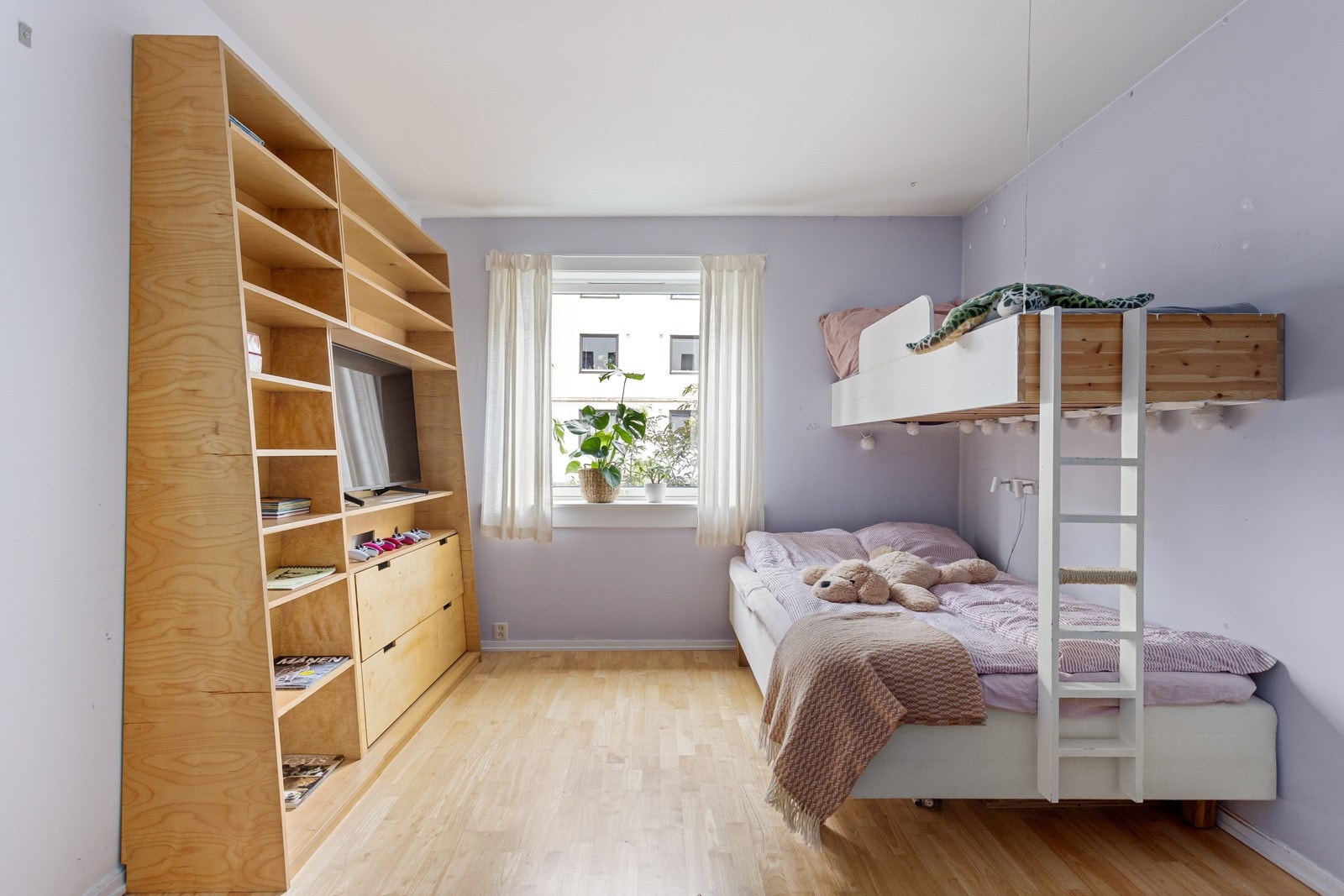 Soverommet vender ut mot rolig gårdsrom med beplantning. Galleribilde