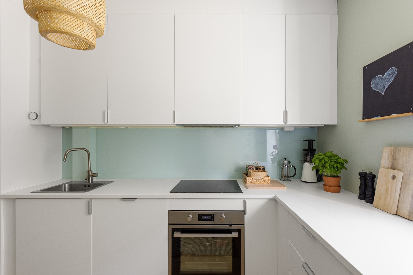 Kjøkkenet har godt med lagringsplass. Integrert induksjonsplatetopp, stekeovn, oppvaskmaskin og kjøle-/fryseskap. Galleribilde