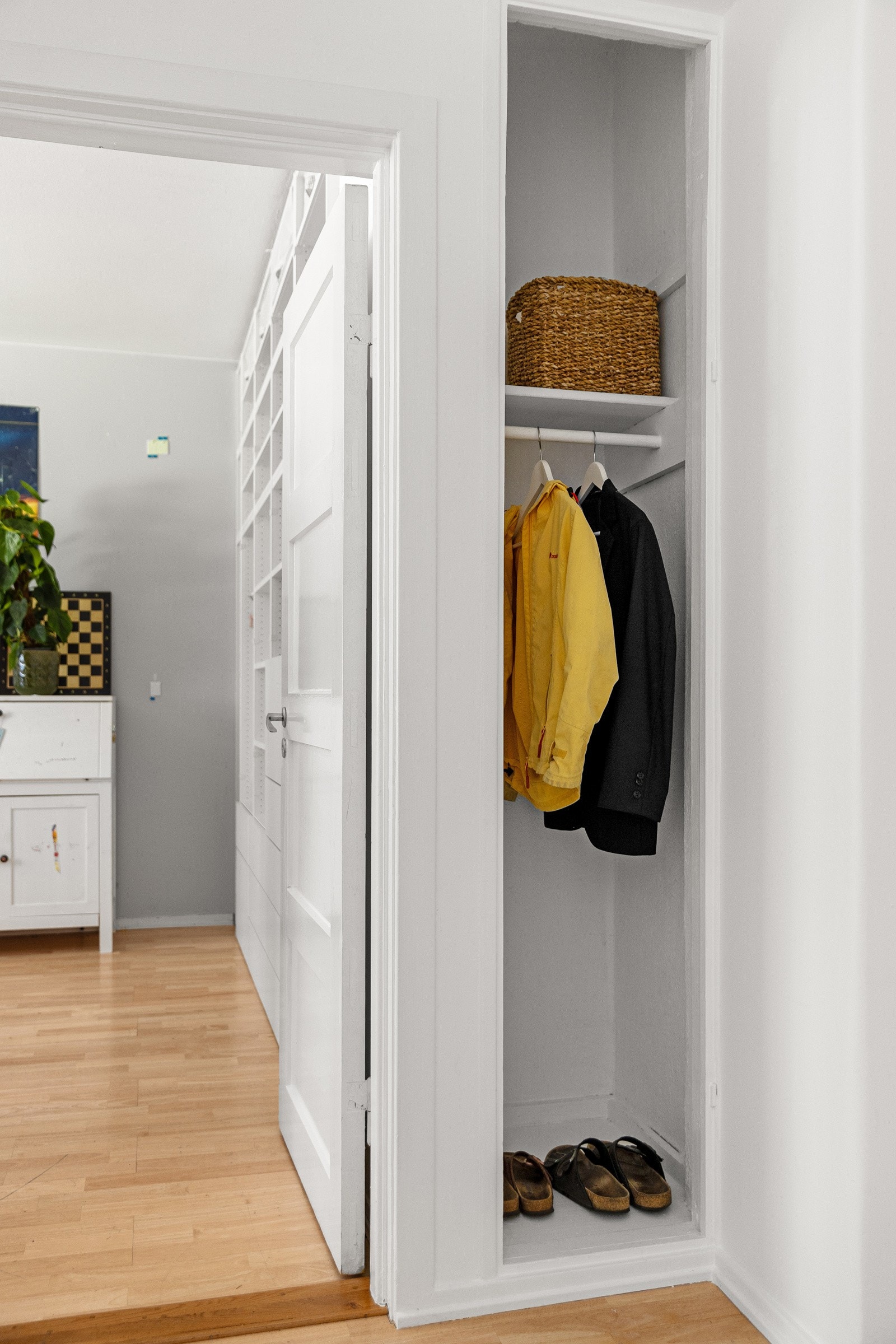 Entreen har et innebygd skap praktisk til oppbevaring av sko og yttertøy. Galleribilde