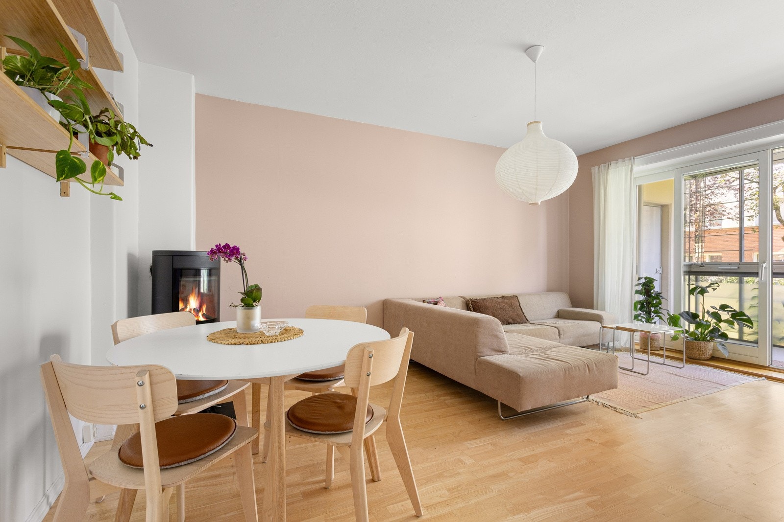 En stor, lys og innbydende leilighet med balkong. Galleribilde